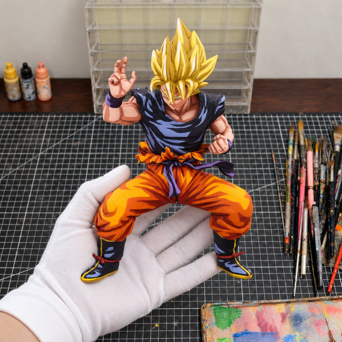 Manga Colour Super Saiyan Son Goku Figure Repaint — Figure in painting workshop